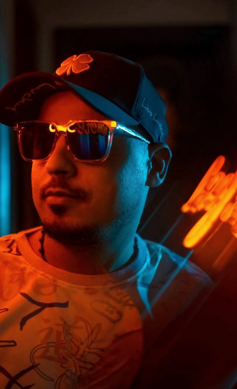 Mohamed Alnaeemey photographed at night
